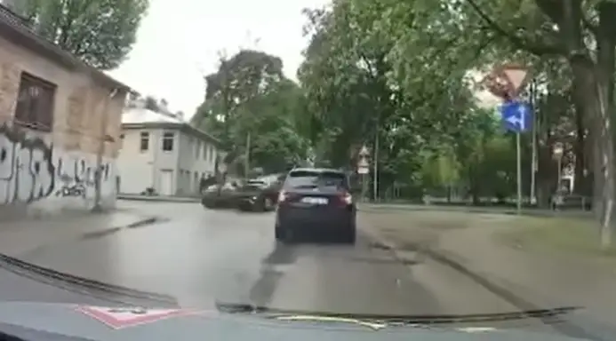 Невероятное ДТП в Зиепниеккалнсе: BMW снес автомобиль «Bolt Drive» (ВИДЕО)