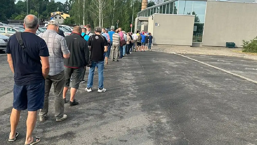 «Все как в советские времена». На техосмотр в CSDD выстроилась огромная очередь