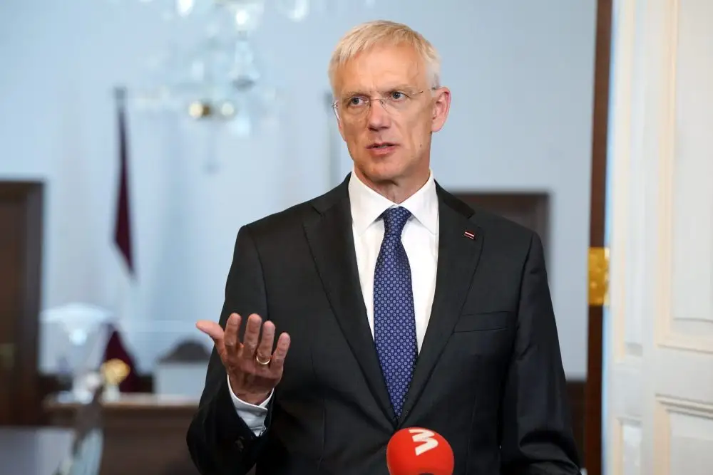 Piekrītot kritikai par privātajām lidmašīnām, Kariņš uzsver savu ieguldījumu Latvijas lomas ES un NATO stiprināšanā