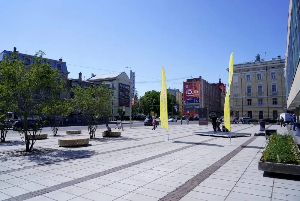 В Риге открыли обновленный сквер рядом с театром Дайлес. ФОТО