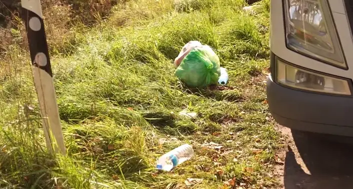 Грязь и мусор — первое, что бросается в глаза въезжающим в Латвию: что творится на КПП Гребнево (ФОТО)