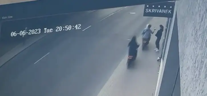 Малолетки на скутерах воруют мобильники прямо из рук