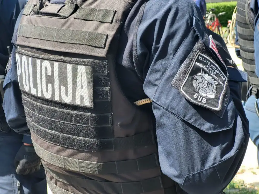 Сексуальное нападение на несовершеннолетнюю девочку: в Пардаугаве арестованы двое мужчин