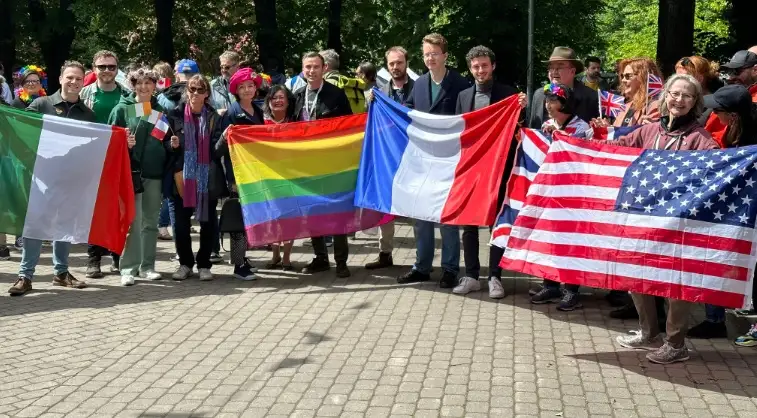 Staķis atzīst nekoleģiālu rīcību, izkarot LGBTQ karogu pie domes ēkas