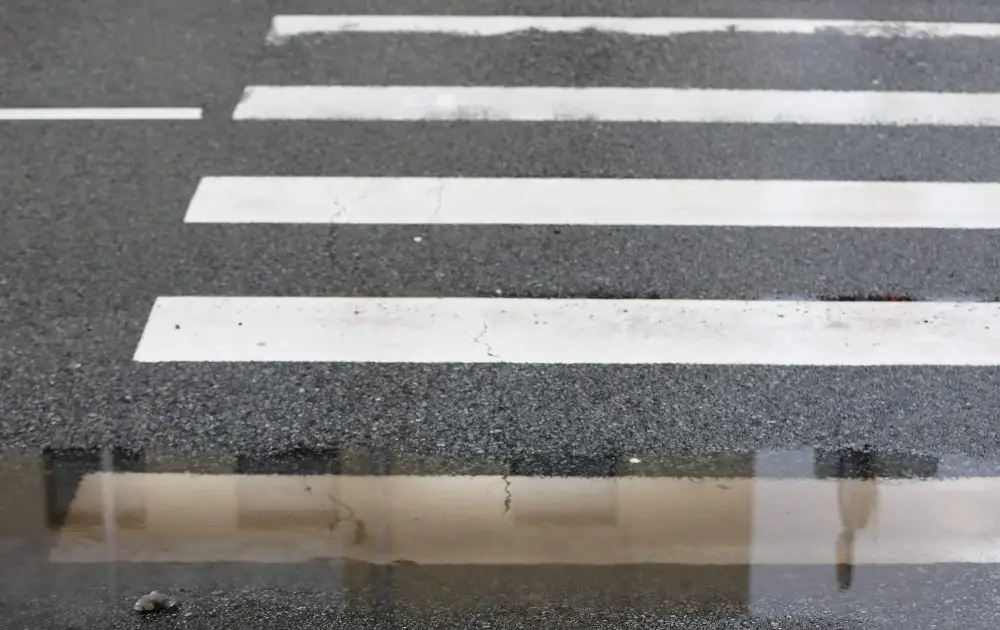 Pie Berģu Mūzikas un mākslas skolas pēc izkāpšanas no autobusa notriekts bērns