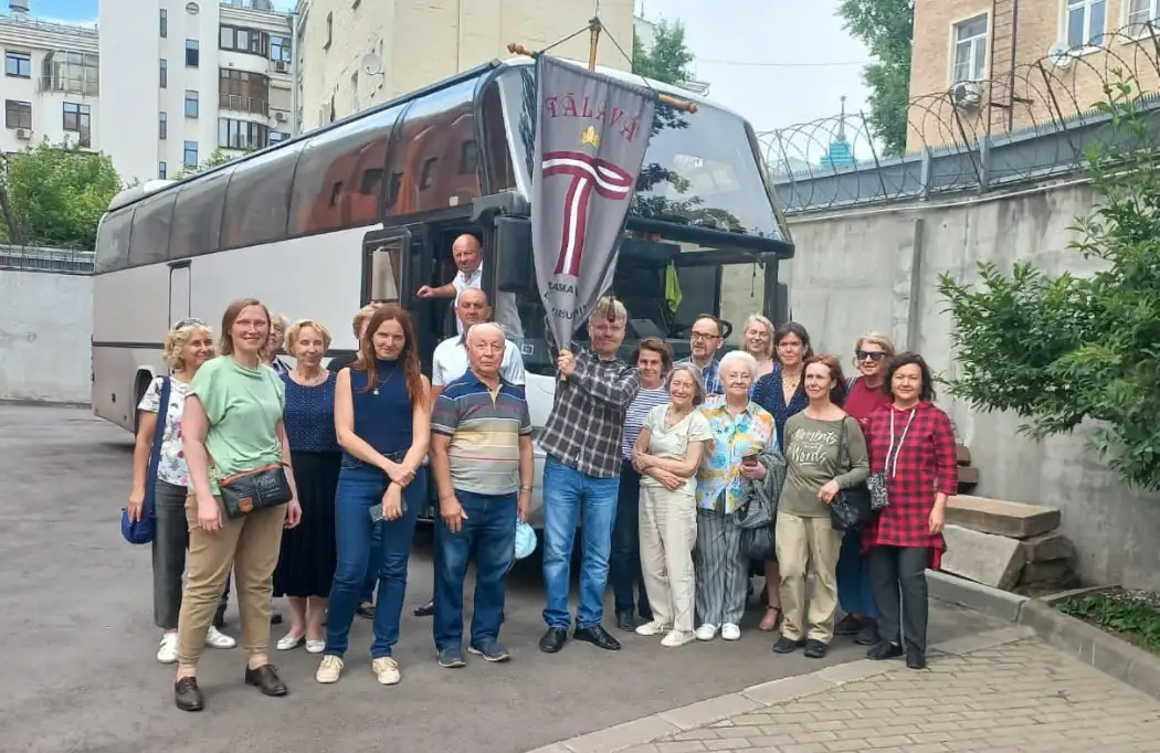 В Латвию из России приехали два хора: будут участвовать в празднике Песни и танца