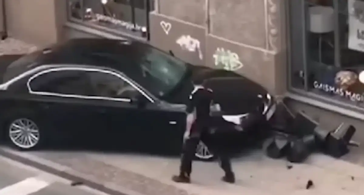 Угодил между витрин: водитель BMW врезался в фасад здания на Бривибас в Риге