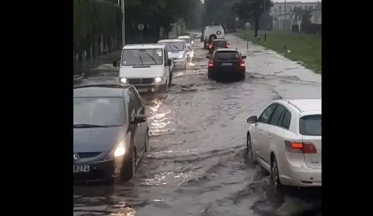 Из-за ливней и бури в Риге и регионах затруднено движение: карта