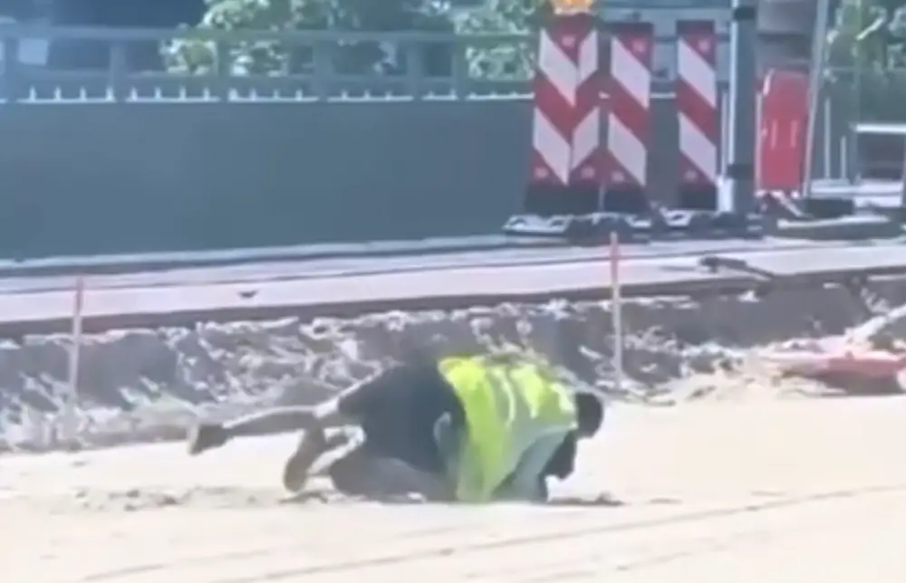 Дорога ярости. Рабочие устроили драку на набережной в центре Риги (ВИДЕО)