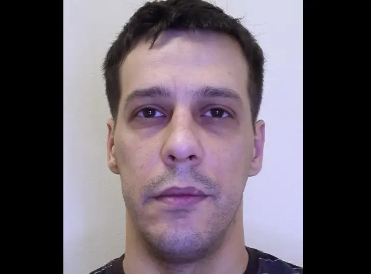 No policijas automašīnas izbēgušais vīrietis aizturēts Bruņinieku ielas apkārtnē