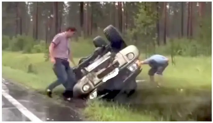 Пытаясь избежать столкновения с другими машинами, Nissan перевернулся, а водитель в больнице: ДТП за Сигулдой