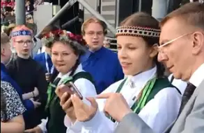 И селфи на память: Ринкевич стал звездой Праздника песни (ВИДЕО)