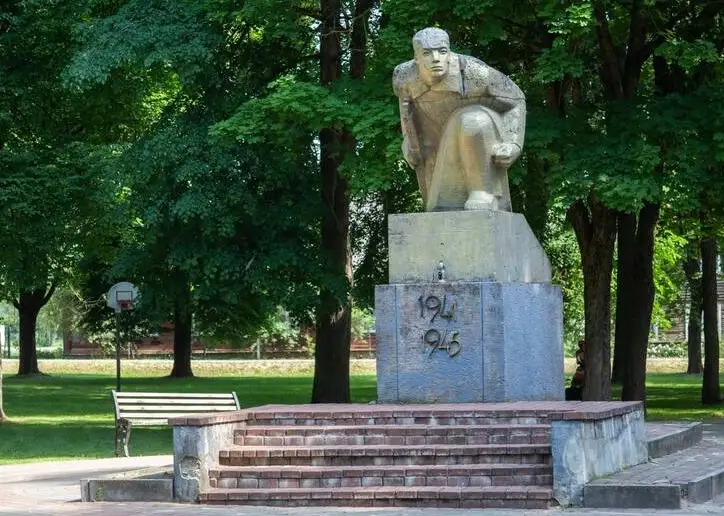 Не из списка: в Виляке демонтируют памятник советской власти