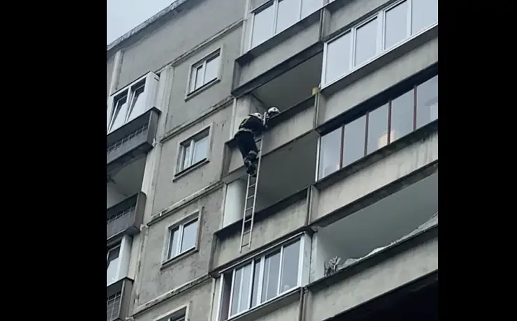 В Золитуде малыш запер мать на балконе: как вызволяли женщину
