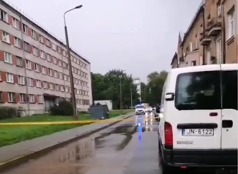 В Ильгюциемсе у мусорных контейнеров нашли похожий на снаряд предмет: улицу оцепили
