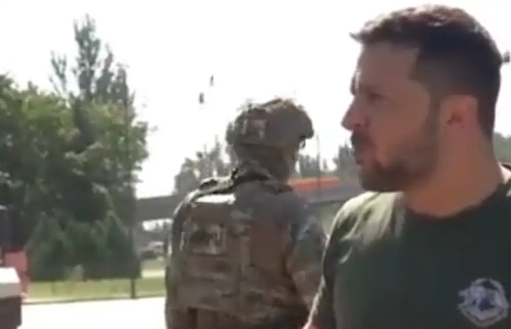 Президенту даже поесть не дают! Зеленский делает селфи со всеми желающими (ВИДЕО)