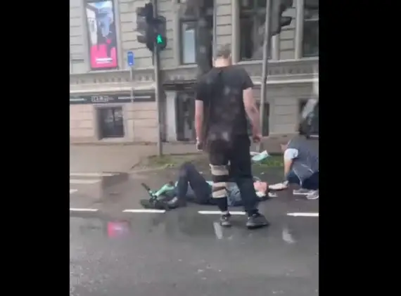 Два «Болта» не поделили дорогу: таксист сбил самокатчика (ВИДЕО)