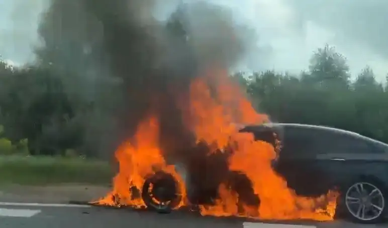 На Даугавпилском шоссе горел BMW (ВИДЕО)