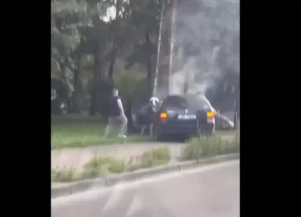 Таранил другие машины и здания, потом врезался в столб: сумасбродный водитель в Пурвциемсе (ВИДЕО)