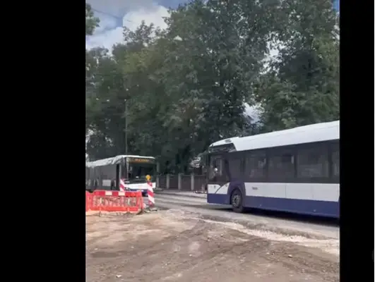 Как два автобуса встретились в центре Риги и заставили всех подождать… (ВИДЕО, лексика 18+)