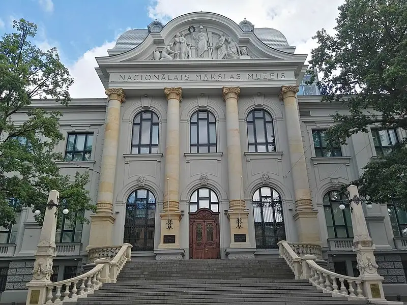 Iepretim Nacionālajam Mākslas muzejam automašīna taranējusi veikala ieeju (FOTO)