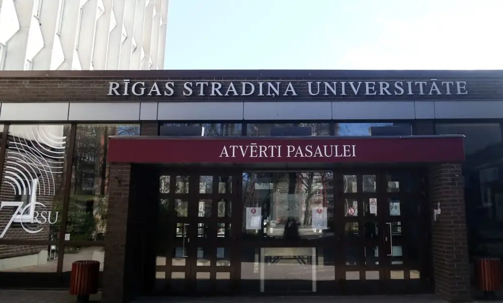 Nosaka pārbaudes laiku sievietei par viltota Rīgas Stradiņa universitātes diploma izmantošanu