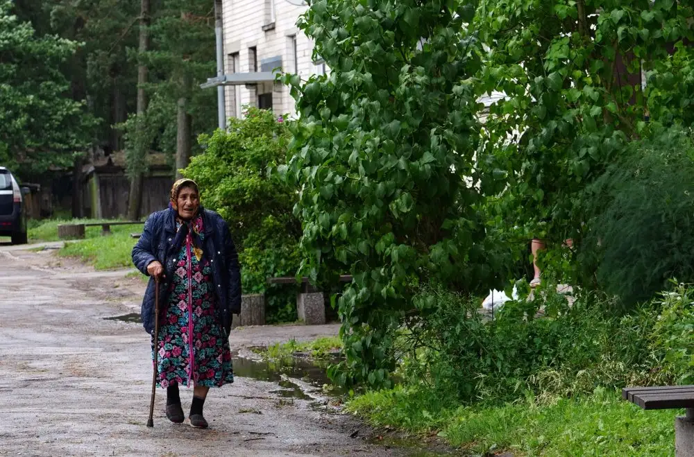 «Очень люблю бабушек!» Мужчина обнял старушку и та лишилась всех денег