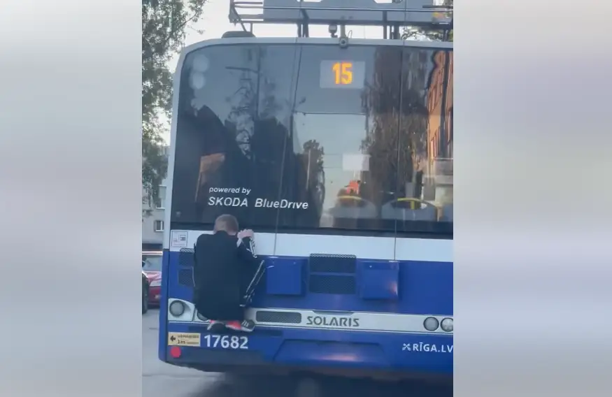 Отчаянный псих: очевидцы засняли зацепившегося за троллейбус подростка