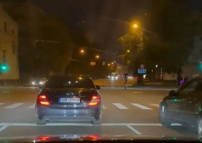 «Космос. Самоубийца»: очевидец заснял сумасбродного самокатчика в Риге (ВИДЕО)