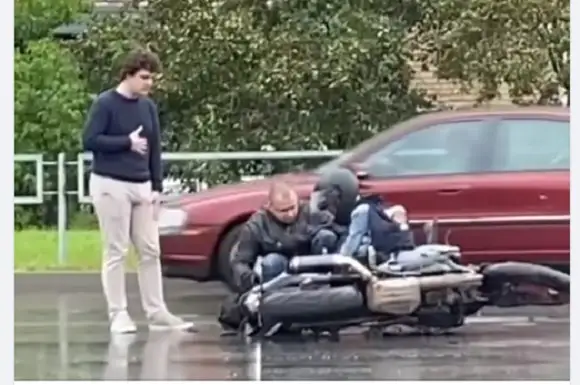 Мотоциклист с маленьким ребенком столкнулся с «Volvo»: ДТП в Пурвциемсе (ВИДЕО)