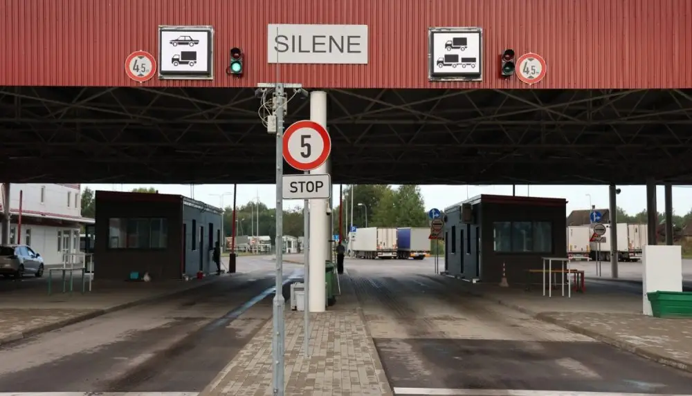 Pasažieru pārvadātāji vairs nedrīkstēs veikt neregulāros pasažieru pārvadājumus uz Baltkrieviju un Krieviju