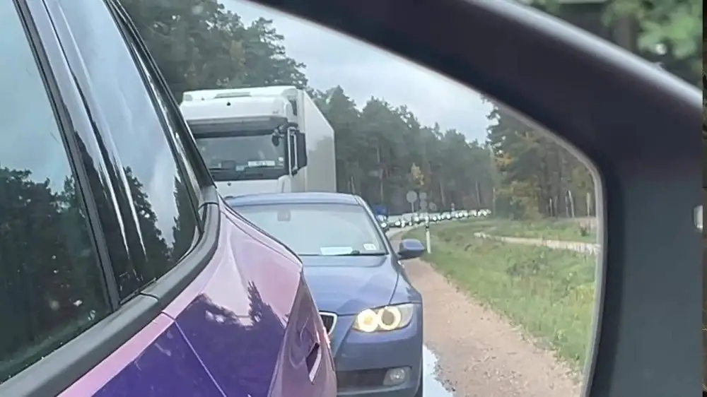 Ну очень медленно: водитель намеренно создал пробку на Таллинском шоссе