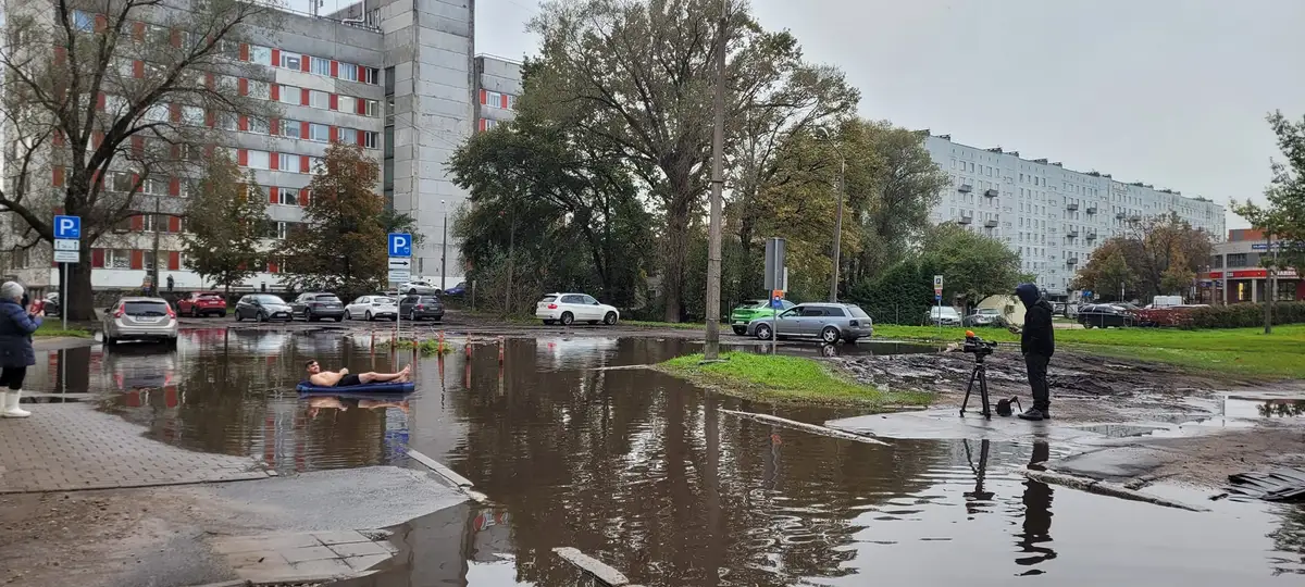 Нет, не холодно: в Пурвциемсе иронично обратили внимание на лужу на месте парковки у поликлиники