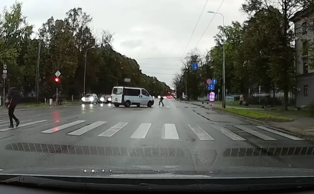 Отбросило на несколько метров! Микроавтобус сбил ребенка на Бривибас гатве (ВИДЕО)