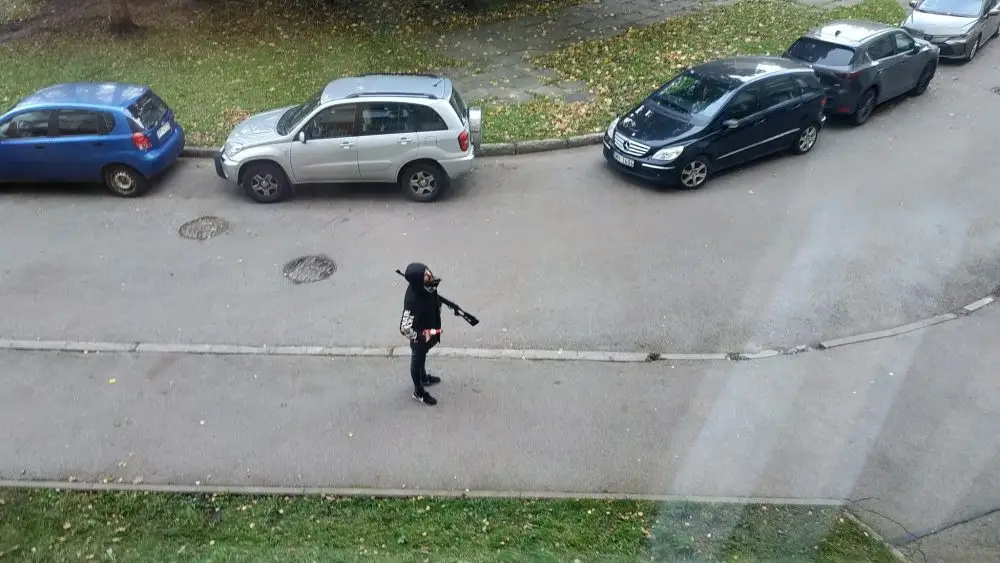 Снайпер в Золитуде? По району средь бела дня прогуливался мужчина с предметом, похожим на оружие