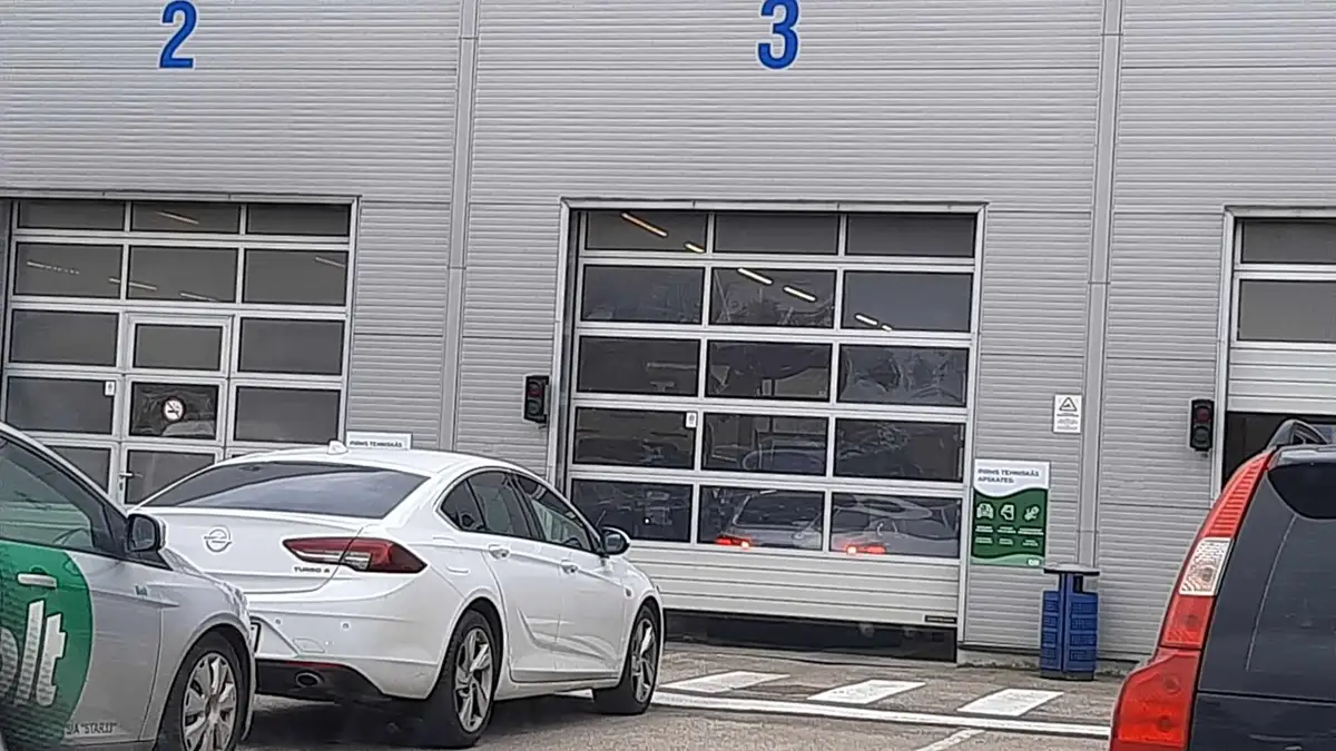 ДТП на станции техосмотра в Риге: водитель «Bolt» поджал «Opel» (ФОТО)