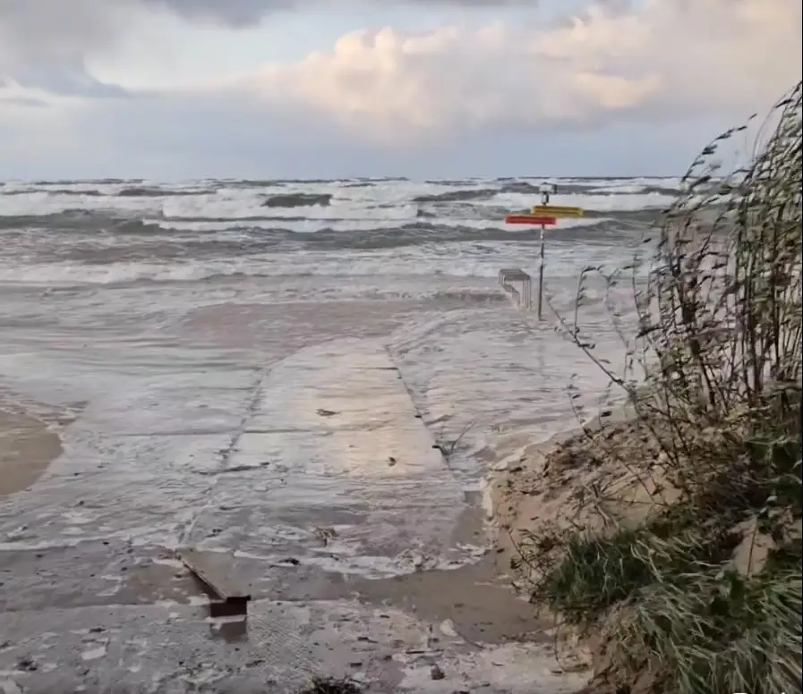 Gaidāmā ļoti stiprā lietus un vēja dēļ izsludināti divi sarkanie brīdinājumi