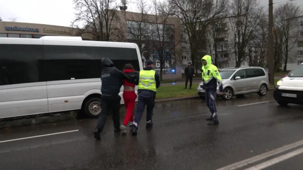 Устроила полиции спектакль: пьяная мать везла двухлетнего сына на шеринговой машине и вызвала ДТП