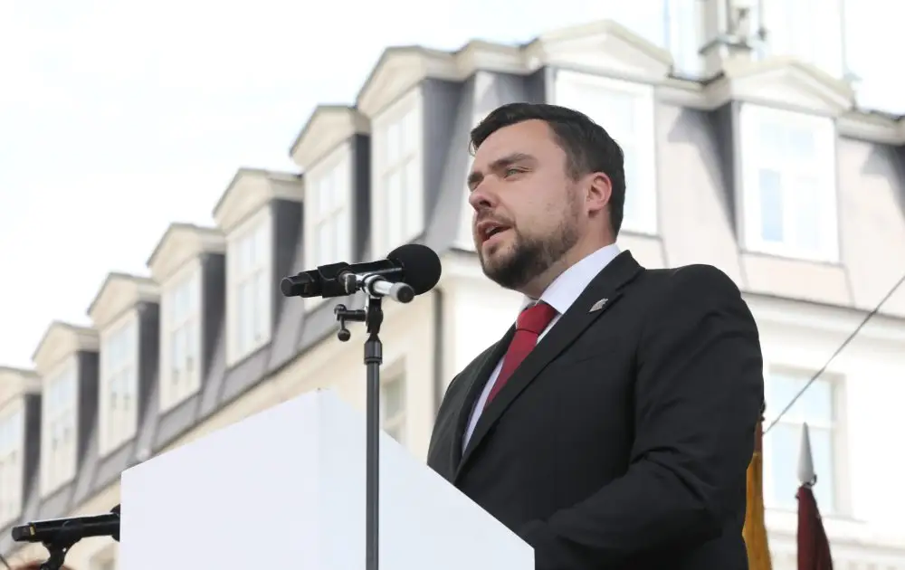 NA prasa izglītības ministrei skaidrojumu par tālmācības būtisku ierobežošanu