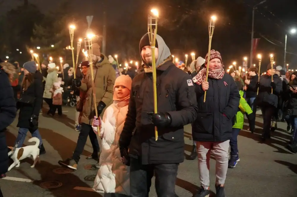 Vairāki tūkstoši cilvēku Rīgas centrā devās tradicionālajā lāpu gājienā
