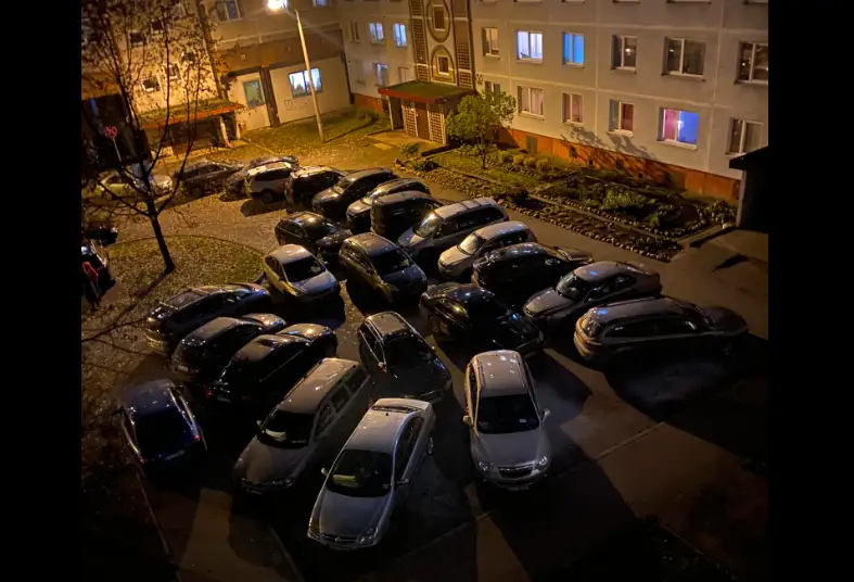 Спасибо соседям! 25 машин за стоянку во дворе оштрафовали два раза подряд по 30 евро