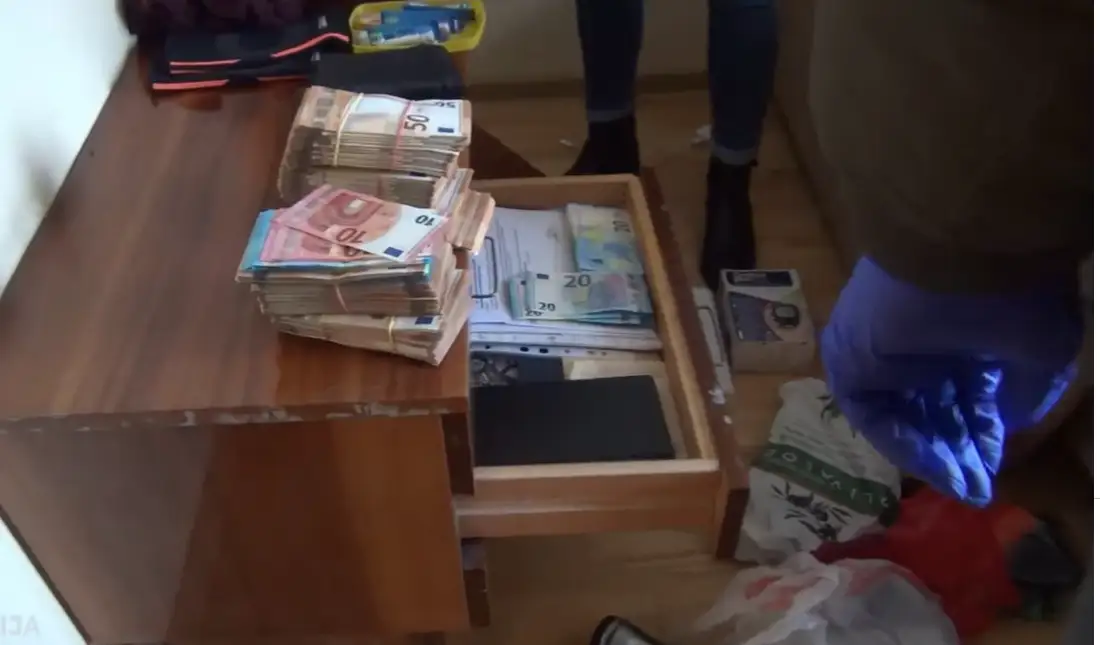 Policisti Olainē atsavina nelegālas cigaretes un izņem 58 675 eiro