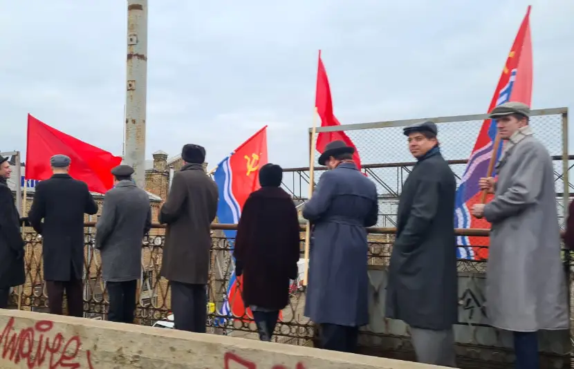 К чему бы это: на Воздушном мосту в Риге замечена группа людей с советскими флагами