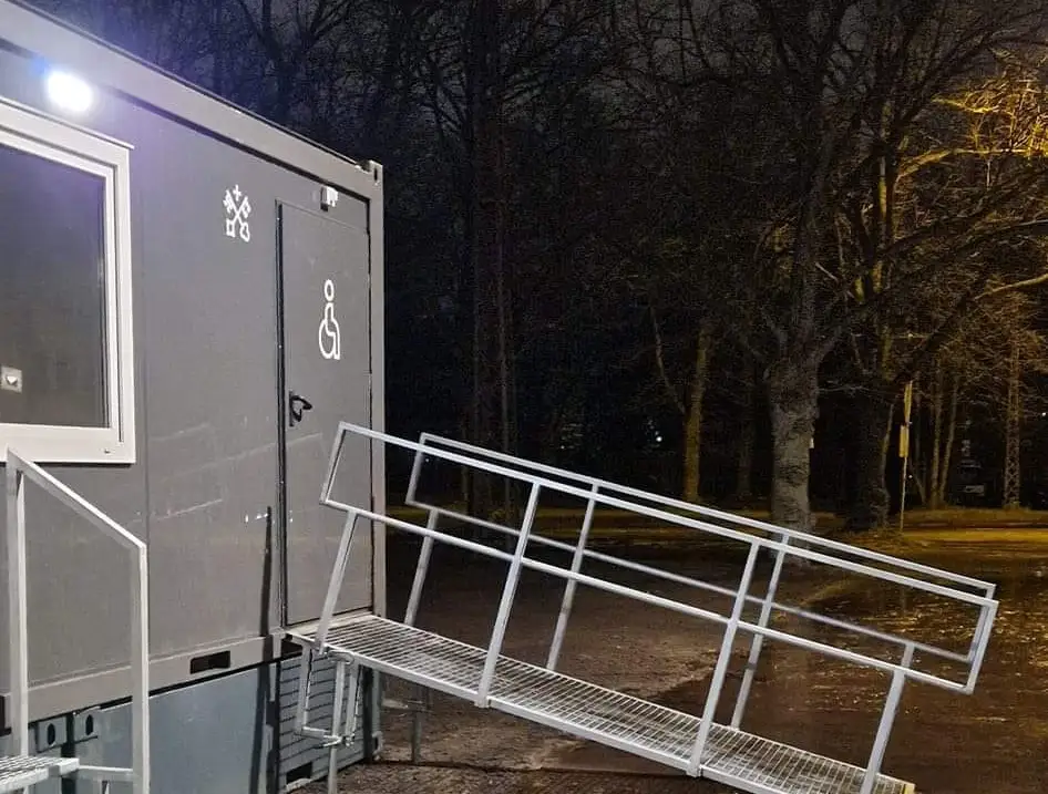 Помогли ли терминалы в туалетах сделать их чище? Рижане в этом сомневаются