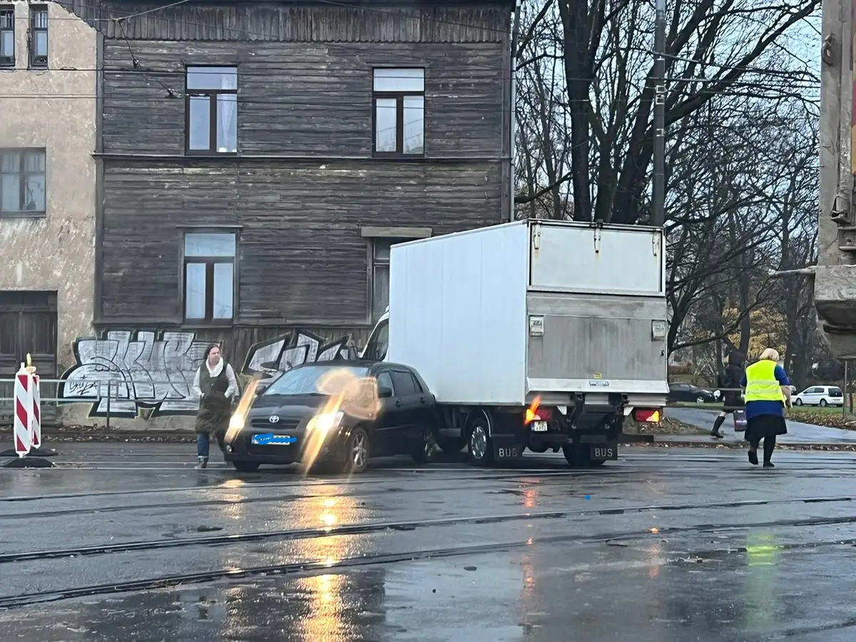 Утром в Иманте образовалась пробка из-за ДТП на ключевом перекрестке