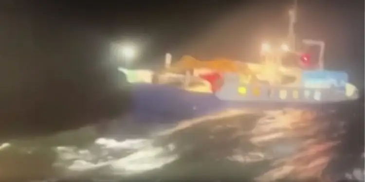 Давший крен паром из Эстонии пришвартовался в Латвии: все живы