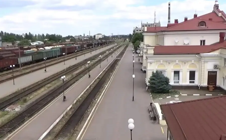 Россия нанесла удар по ж/д вокзалу Херсона: пострадал эвакуационный поезд (ВИДЕО)