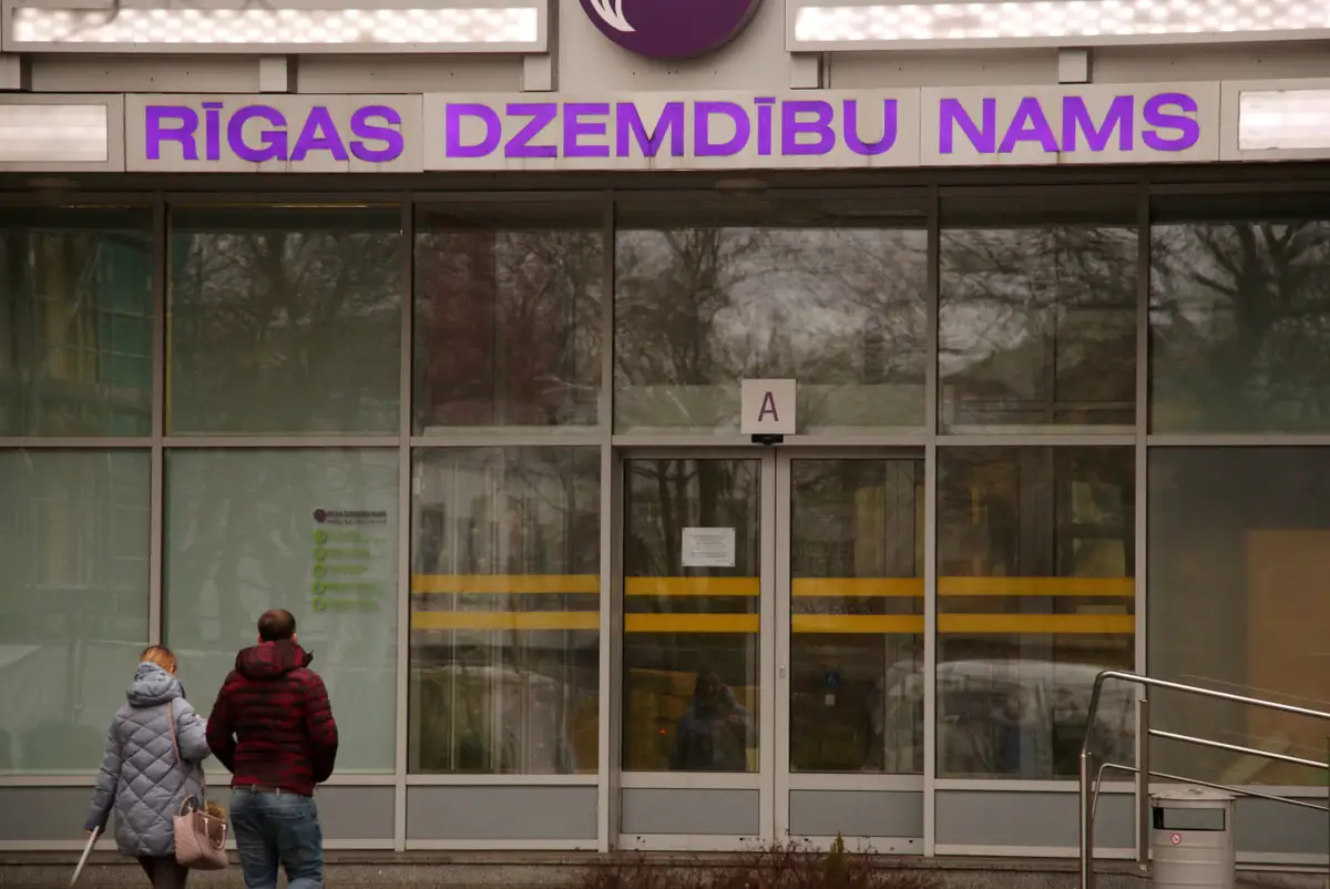 Rīgas Dzemdību namā kupla ģimene sagaidījusi šogad pirmos trīnīšus