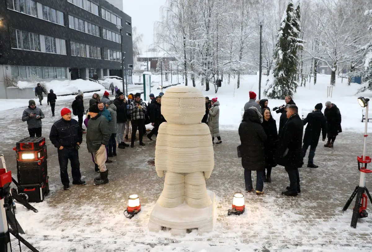Бетонный космонавт из 3D принтера. У Рижского технического университета появился новый талисман