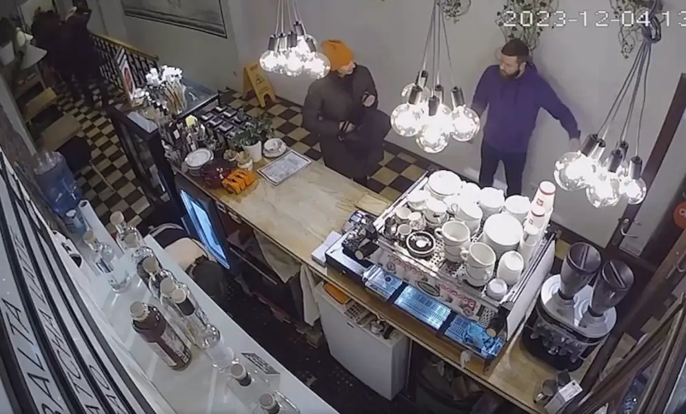 Нулевая терпимость: владелец кафе в Старой Риге выдворил посетительницу за требование говорить с ней по-русски